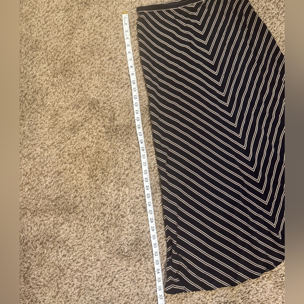 Elegant Black and Cream Striped Skirt - Picture 3 of 4